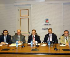 Os diretores da Celepar, Rafael Moura de Oliveira, Lucio Alberto Hansel, Jacson Carvalho Leite, Luiz Fernando Ballin Ortolani e Danilo Scalet, na reunião no GGI