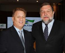 O presidente da Celepar, Jacson Carvalho Leite na reunião com o vice-governador Flávio Arns, no Gabinete de Gestão e Informações