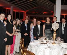 O presidente Jacson Carvalho Leite, a secretária Maria Tereza Uille Gomes e a procuradora regional dos Direitos do Cidadão do Ministério Público Federal, Antonia Lélia Neves Sanches, ao lado da equipe da Celepar responsável pelo desenvolvimento do BI do sistema carcerário no Paraná