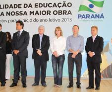 Participaram da solenidade o secretário-chefe de gabinete, Deonilson Roldo; o chefe da Casa Militar, coronel Adilson Castilho Casitas; o presidente da Celepar, Jacson Leite, o presidente da Assembleia Legislativa do Paraná, deputado Valdir Rossoni, os deputados estaduais Plauto Miró, Alexandre Cury, Pedro Lupion, professor Lemos, Rose Litro, Nelson Luersen e Jonas Guimarães; prefeitos, chefes de núcleos, entre outras autoridades.