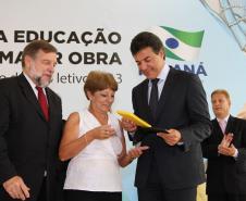 Lúcia Aparecida Cortes Matos, chefe do Núcleo Regional de Educação de Londrina, ao lado do governador Beto Richa, e vice Flávio Arns.