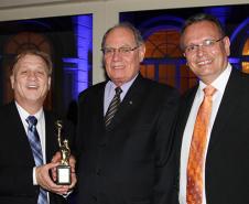 Presidente Jacson Carvalho Leite, diretor administrativo-financeiro, Lucio Alberto Hansel e o diretor de tecnologia da informação da Celepar, Danilo Scalet