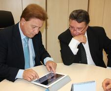 O presidente da Celepar, Jacson Carvalho Leite e o diretor do IIPR,  Newton Tadeu Rocha avaliam a implantação de novos sistemas voltados à melhoria do atendimento ao cidadão, entre eles o SMS