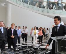 Governador Beto Richa ao lado dos equipamentos distribuídos para escolas da rede estadual.