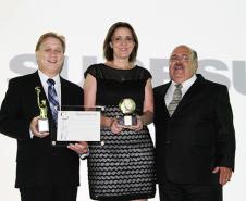 O presidente da Celepar, Jacson Carvalho Leite; a secretária da Justiça, Cidadania e Direitos Humanos, Maria Tereza Uille Gomes e o presidente da Sucesu-PR, Lincoln Paulo Martins Moreira, na cerimônia do prêmio TI 2013