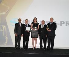 Luiz Carlos Nunes, diretor jurídico da Celepar; Jacson Leite, Maria Tereza Uille Gomes, Lincoln Paulo Martins Moreira e o diretor administrativo-financeiro da Celepar, Lucio Alberto Hansel, na cerimônia de premiação
