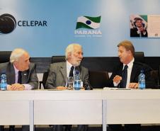 O presidente da Fecomércio, Darci Piana (centro) e o presidente da Celepar, Jacson Carvalho Leite (dir.) avaliam soluções de TI do Governo do Estado