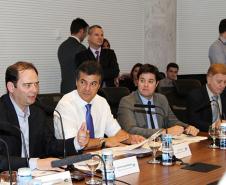 Governador Beto Richa participa do lançamento do programa Rede 399 Internet Para Todos, junto com os secretários estaduais Edson Casagrande, Assuntos Estrategicos; Guto Silva, Sub Chefe da Casa Civil; Reinhold Stephanes, Chefe da Casa Civil; Marcelo Cattani, Comunicação Social, além de prefeitos e diretores da Copel e Celepar