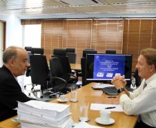 O presidente do Ippul, Robinson Borba avalia a implantação de soluções de TIC desenvolvidas pela Celepar, com o presidente Jacson Carvalho Leite.