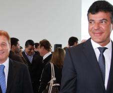 O presidente Jacson Carvalho Leite ao lado do governador Beto Richa, na cerimônia no Palácio Iguaçu