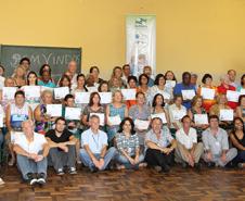 Cerimônia de entrega de certificados aos participantes do curso "Acesso à Internet e Redes Sociais", realizada no auditório do Colégio Estadual Victor Ferreira do Amaral