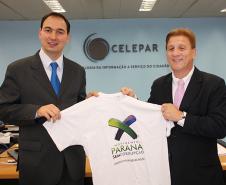 O promotor de justiça Eduardo Cambi entrega camiseta do movimento ao presidente Jacson Carvalho Leite