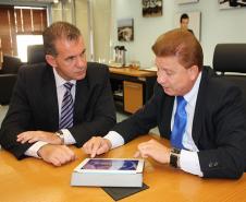 O secretário Evandro Rogério Roman e o presidente Jacson Carvalho Leite  avaliaram soluções de TIC para serem implantadas na área do esporte no Paraná