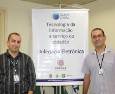 O técnico Gilson dos Santos Júnior e o analista Rubens Faria de Brito Filho desenvolveram na Celepar o novo serviço, furto, que entrou em operação esta semana na Delegacia Eletrônica   