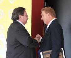 O diretor geral da secretaria de Infraestrutura e Logística, Aldair Wanderlei Petry (Neco) e o presidente da Celepar, Jacson Carvalho Leite 