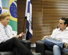 O presidente da Celepar, Jacson Carvalho Leite em reunião com Guilherme Costa, prefeito de Tomazina e presidente da Amunorpi