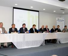 Representates de vários segmentos da sociedade compõem a mesa de abertura do evento