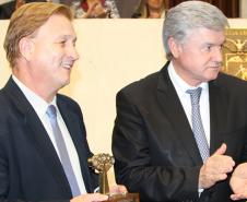 Presidente da Celepar, Jacson Carvalho Leite e o presidente da Assembleia Legislativa, deputado Valdir Rossoni