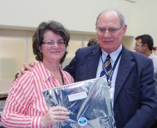 Maria Teresa Rodrigues Pahl homenageada pelos seus 30 anos de serviços prestados na Celepar. 