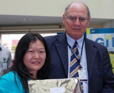 Keiko Shinohara homenageada pelos seus 35 anos de serviços prestados na Celepar. 