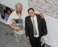 Celso Rodrigues e Douglas Jose Peixoto Azevedo, homenageados na celebração dos 49 anos da Celepar.