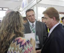 O presidente Jacson Carvalho Leite concede entrevista à imprensa no estande da Celepar