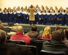 O coral Unicanto, formado por 70 alunos do colégio Adventista Centenário abriu o painel com canções de apelo ecológico