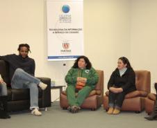 Cláudia Vassão, Tião Santos, Marilza Aparecida de Lima, Simone Renata Lisboa e Leila Maria Zen debatem "Lixo e responsabilidade socioambiental" na Celepar 