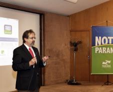 O secretário da fazenda, Mauro Ricardo, acompanhado pleo secretário de comunicação, Márcio Villela e demais autoridades, entrega prêmio do programa Nota Paraná.Curitiba, 17/02/2017Foto: Júlio César Souza / SEFA