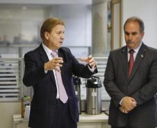 O diretor presidente da Celepar, Jacson Carvalho Leite e o secretário chefe da Casa Militar, coronel Adilson Castilho Casitas, durante lançamento do novo Geodc e ferramenta mobile. Curitiba, 30/04/2015. Foto: Pedro Ribas/ANPr