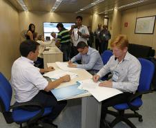O secretário para Assuntos Estratégicos, Edson Casagrande e o presidente da Celepar, Jacson Carvalho Leite, assinam protocolo de intenções, para instalação da Rede 399 de internet para todos.Curitiba, 26-03-14.Foto: Arnaldo Alves / ANPr.