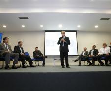 O secretário para Assuntos Estratégicos, Edson Casagrande e o presidente da Celepar, Jacson Carvalho Leite, assinam protocolo de intenções, para instalação da Rede 399 de internet para todos.Curitiba, 26-03-14.Foto: Arnaldo Alves / ANPr.