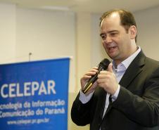O secretário para Assuntos Estratégicos, Edson Casagrande e o presidente da Celepar, Jacson Carvalho Leite, assinam protocolo de intenções, para instalação da Rede 399 de internet para todos.Curitiba, 26-03-14.Foto: Arnaldo Alves / ANPr.