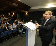 O secretário para Assuntos Estratégicos, Edson Casagrande e o presidente da Celepar, Jacson Carvalho Leite, assinam protocolo de intenções, para instalação da Rede 399 de internet para todos.Curitiba, 26-03-14.Foto: Arnaldo Alves / ANPr.