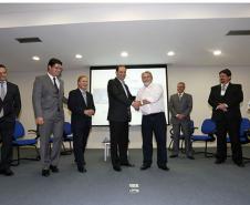 O secretário para Assuntos Estratégicos, Edson Casagrande e o presidente da Celepar, Jacson Carvalho Leite, assinam protocolo de intenções, para instalação da Rede 399 de internet para todos.Curitiba, 26-03-14.Foto: Arnaldo Alves / ANPr.