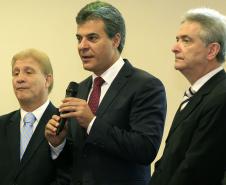 O governador Beto Richa participa, na Celepar, do lançamento do Projeto Escola de Gestão Inteligente. Participaram da solenidade: presidente da Celepar, Jacson Carvalho Leite, presidente do Tecpar, Julio Felix.Curitiba, 11-11-15.Foto: Arnaldo Alves / ANPr.