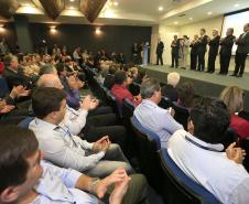 O governador Beto Richa participa, na Celepar, do lançamento do Projeto Escola de Gestão Inteligente. Participaram da solenidade: presidente da Celepar, Jacson Carvalho Leite, presidente do Tecpar, Julio Felix.Curitiba, 11-11-15.Foto: Arnaldo Alves / ANPr.