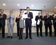 O governador Beto Richa participa, na Celepar, do lançamento do Projeto Escola de Gestão Inteligente. Participaram da solenidade: presidente da Celepar, Jacson Carvalho Leite, presidente do Tecpar, Julio Felix.Curitiba, 11-11-15.Foto: Arnaldo Alves / ANPr.