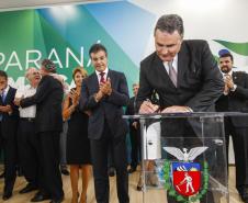 Governador Beto Richa, da posse ao novo Presidente da Cohapar, Abelardo Lupion, acompanhado pelos, Secretário da Casa Civil, Eduardo Sciarra, Secretário da Agricultura e Abastecimento, Norberto Ortigara, Secretária do Trabalho e Desenvolvimento Social, Fernanda Richa, Secretário de Planejamento, Silvio Barros, Presidente da Sanepar, Mounir Chaowiche, Presidente da Fomento, Juracy Barbosa Sobrinho e demais autoridades.Curitiba, 05/02/2015Foto: Pedro Ribas / ANPr