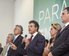 Governador Beto Richa, da posse ao novo Presidente da Cohapar, Abelardo Lupion, acompanhado pelos, Secretário da Casa Civil, Eduardo Sciarra, Secretário da Agricultura e Abastecimento, Norberto Ortigara, Secretária do Trabalho e Desenvolvimento Social, Fernanda Richa, Secretário de Planejamento, Silvio Barros, Presidente da Sanepar, Mounir Chaowiche, Presidente da Fomento, Juracy Barbosa Sobrinho e demais autoridades.Curitiba, 05/02/2015Foto: Pedro Ribas / ANPr