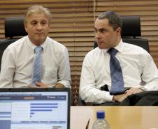 O presidente da Celepar, Jacson Carvalho Leite e o delegado geral da Polícia Civil, Marcus Vinicius da Costa Michelotto avaliam soluções de tecnologia da informação e inteligência para a área de segurança no Estado