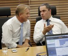 O presidente da Celepar, Jacson Carvalho Leite e o delegado geral da Polícia Civil, Marcus Vinicius da Costa Michelotto avaliam soluções de tecnologia da informação e inteligência para a área de segurança no Estado