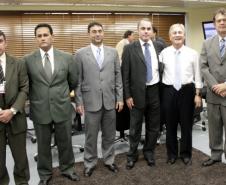 O presidente Jacson Carvalho Leite, segundo da direita para a esquerda, recebe na Celepar os delegados da Polícia Civil: Sivanei de Almeida Gomes, Demetrius Gonzaga, Eduardo Castela, Marcus Vinicius Michelotto e Gutemberg Ribeiro
