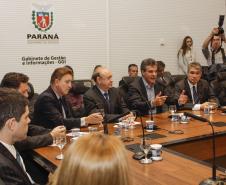 Governador Beto Richa lança o aplicativo "Menor Preço - Nota Paraná" e entrega prêmios do programa. Presentes os secretários estaduais, da Fazenda, Mauro Ricardo Costa e da Comunicação Social, Marcio Villela, presidente da Celepar, Jackson Carvalho, presidente da Assembleia Legislativa, deputado Ademar Traiano e os deputados estaduais Marcio Paulik e Claudia Pereira. Curitiba, 29/11/2016. Foto: Pedro Ribas/ANPr