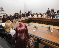 Governador Beto Richa lança o aplicativo "Menor Preço - Nota Paraná" e entrega prêmios do programa. Presentes os secretários estaduais, da Fazenda, Mauro Ricardo Costa e da Comunicação Social, Marcio Villela, presidente da Celepar, Jackson Carvalho, presidente da Assembleia Legislativa, deputado Ademar Traiano e os deputados estaduais Marcio Paulik e Claudia Pereira. Curitiba, 29/11/2016. Foto: Pedro Ribas/ANPr