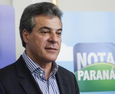 Governador Beto Richa lança o aplicativo "Menor Preço - Nota Paraná" e entrega prêmios do programa. Presentes os secretários estaduais, da Fazenda, Mauro Ricardo Costa e da Comunicação Social, Marcio Villela, presidente da Celepar, Jackson Carvalho, presidente da Assembleia Legislativa, deputado Ademar Traiano e os deputados estaduais Marcio Paulik e Claudia Pereira. Curitiba, 29/11/2016. Foto: Pedro Ribas/ANPr