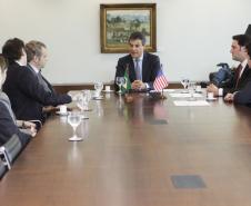 Governador Beto Richa durante audiência com o reitor da Escola de Políticas Públicas da Universidade de Chicago, prof. Daniel Diermeier, acompanhado pelo secretário do Desenvolvimento Urbano, Ratinho Junior e do deputado estadual Guto Silva. Curitiba, 30/11/2015. Foto: Pedro Ribas/ANPr