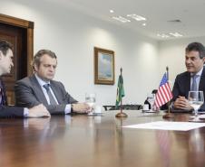 Governador Beto Richa durante audiência com o reitor da Escola de Políticas Públicas da Universidade de Chicago, prof. Daniel Diermeier, acompanhado pelo secretário do Desenvolvimento Urbano, Ratinho Junior e do deputado estadual Guto Silva. Curitiba, 30/11/2015. Foto: Pedro Ribas/ANPr