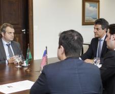 Governador Beto Richa durante audiência com o reitor da Escola de Políticas Públicas da Universidade de Chicago, prof. Daniel Diermeier, acompanhado pelo secretário do Desenvolvimento Urbano, Ratinho Junior e do deputado estadual Guto Silva. Curitiba, 30/11/2015. Foto: Pedro Ribas/ANPr