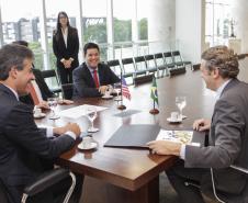 Governador Beto Richa durante audiência com o reitor da Escola de Políticas Públicas da Universidade de Chicago, prof. Daniel Diermeier, acompanhado pelo secretário do Desenvolvimento Urbano, Ratinho Junior e do deputado estadual Guto Silva. Curitiba, 30/11/2015. Foto: Pedro Ribas/ANPr